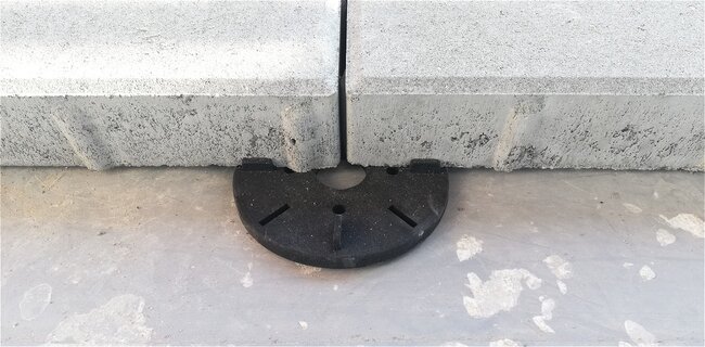 Dalles en béton posées sur des plots de terrasse noirs