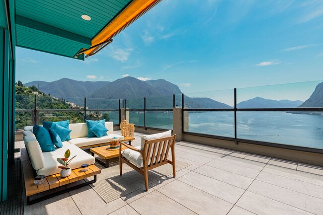 Moderne terrasse surélevée élégante avec mobilier de détente et vue sur le lac