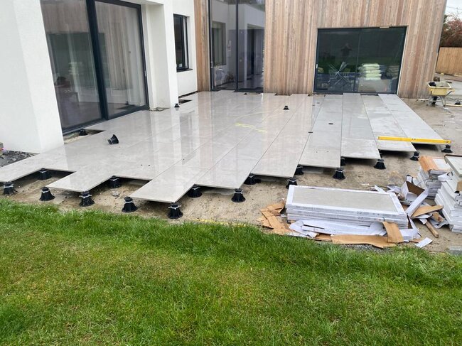 Construction d'une terrasse surélevée sur plots réglables