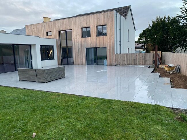 Terrasse Surélevée en dalles de grès cérame gris clair dans le jardin IMG