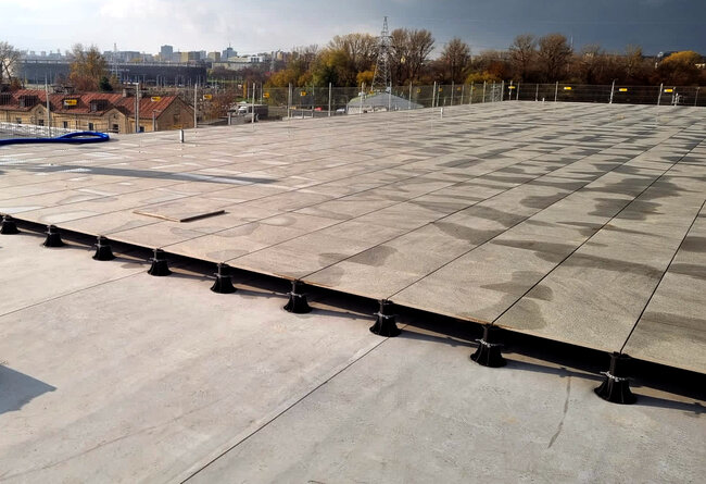 Terrasse Surélevée sur le toit-terrasse du bâtiment finie avec des dalles sur plots