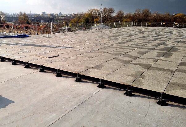 Terrasse Surélevée avec lambourdes, installation de lames WPC et en bois étape par étape 13