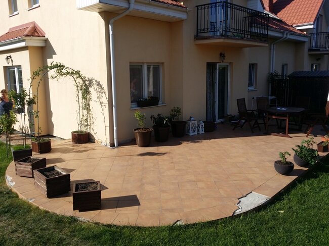 Terrasse endommagée en dalles céramiques nécessitant une rénovation