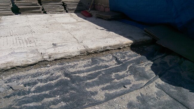 Préparation de l'étanchéité et de l'évacuation des eaux pluviales pour l'installation de la terrasse
