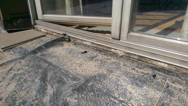 Travaux de rénovation sur la terrasse surélevée avec couche d'étanchéité visible