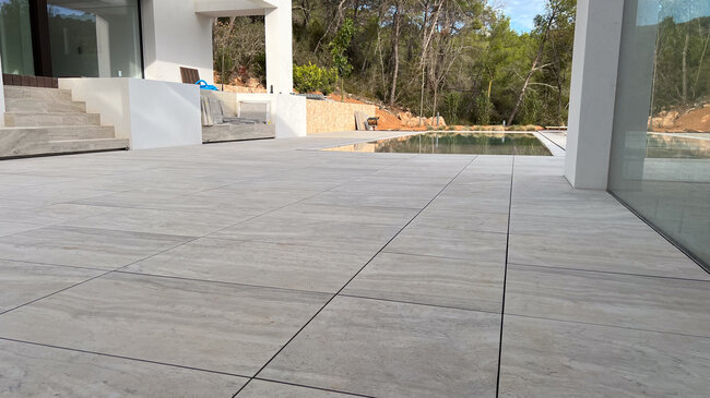 Terrasse moderne en lames composites WPC près d'un abri de jardin