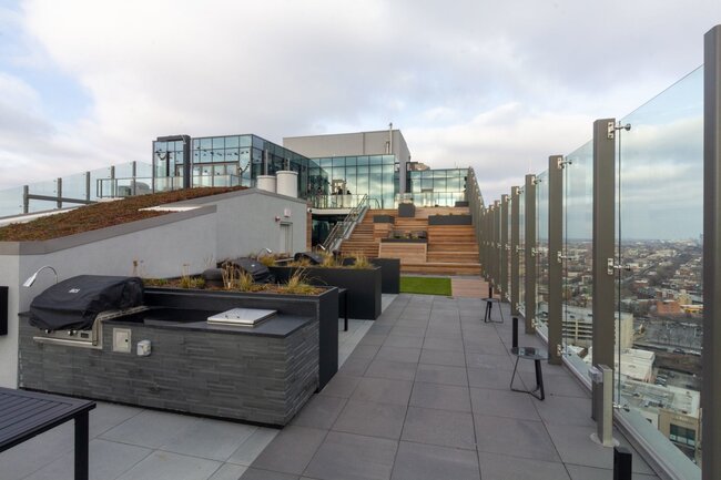 Élégance d'une terrasse avec de grandes dalles en grès cérame près de la piscine