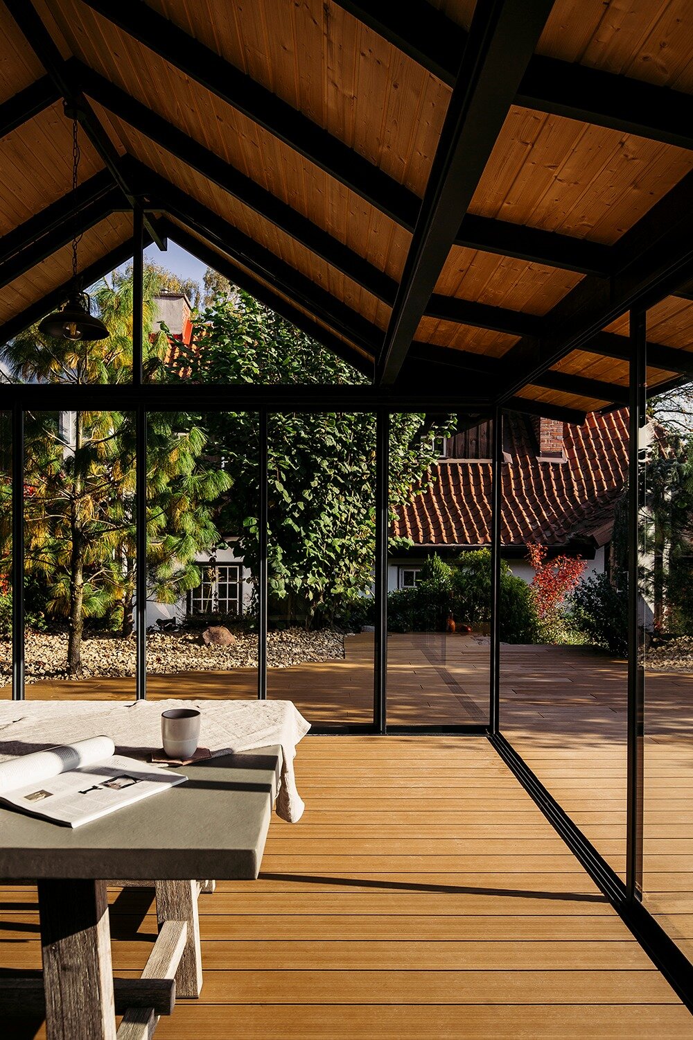 Terrasse en bois avec vue sur la rivière et l'architecture historique