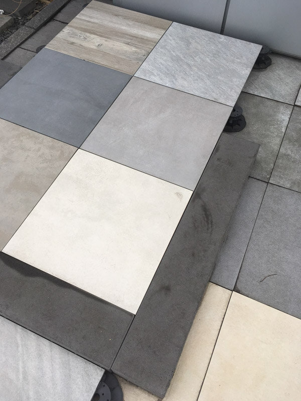 Diverses dalles en grès cérame pour terrasse posées sur plots réglables