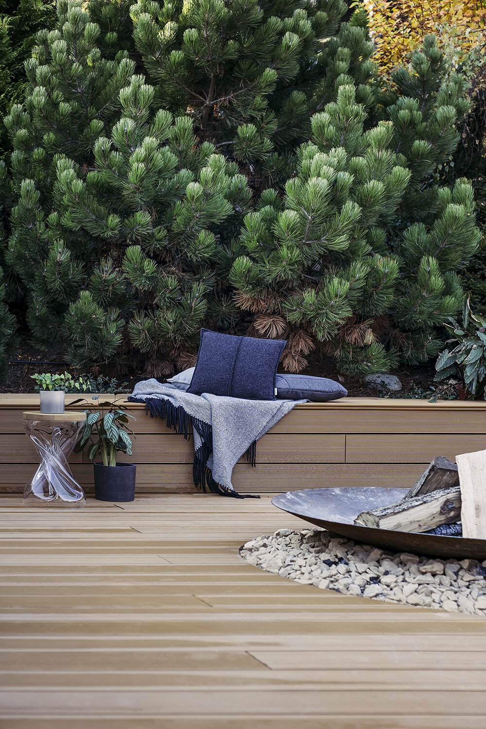 Terrasse composite WPC avec foyer de jardin et espace de détente