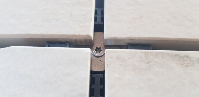 Attachement anti-soulèvement système windproof pour dalles de terrasse sur plots