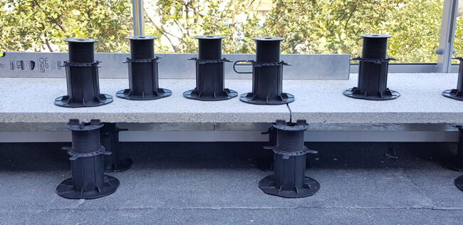 Plots réglables de terrasse placés sous les dalles de terrasse