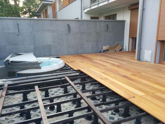 exemple de terrasse sur pilotis avec poutres de plancher sur blocs de béton 4