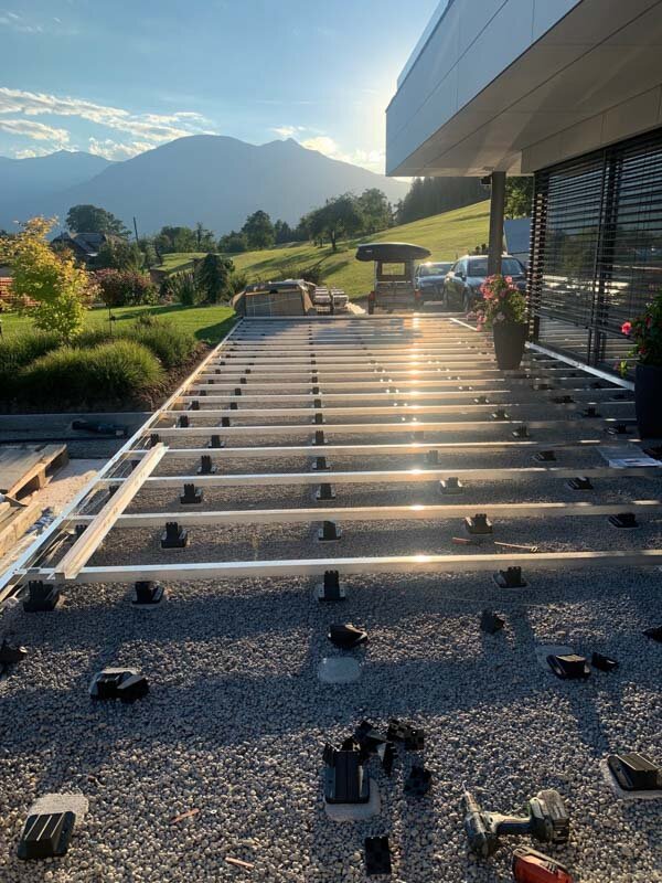 exemple de terrasse sur pilotis avec poutres de plancher sur béton