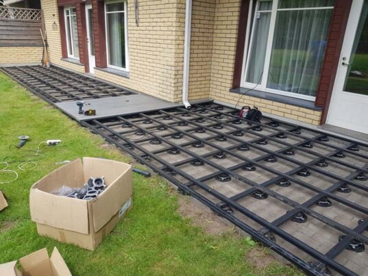 exemple de terrasse sur pilotis avec poutres de plancher sur blocs de béton