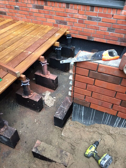 exemple de terrasse sur pilotis avec poutres de plancher sur supports