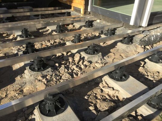 exemple de terrasse sur pilotis avec poutres de plancher sur blocs de béton 2