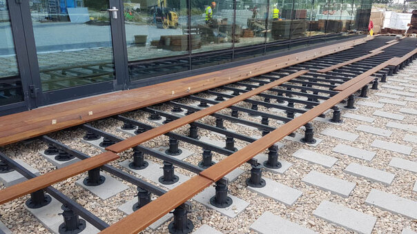 exemple de terrasse sur pilotis avec poutres de plancher sur blocs de béton 3