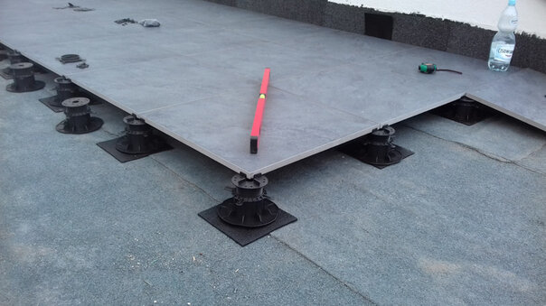 Photo de la protection de létanchéité de la terrasse ventilée avec des tampons SBR 1