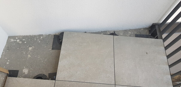 image dune solution de découpe pour une terrasse sur pilotis sur un mur 2