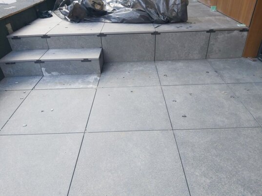 Escalier sur terrasse ventilée avec plaque à dalle pour finition latérale