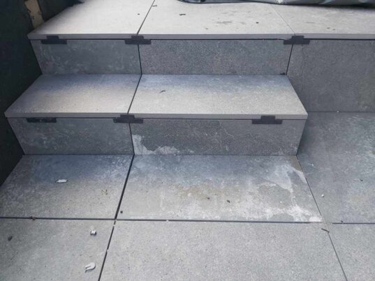 Escalier sur terrasse ventilée avec plaque à dalle pour finition latérale 2