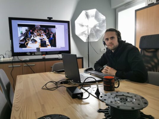 foto de reunión en línea en sala de conferencias en DD Group Gdańsk