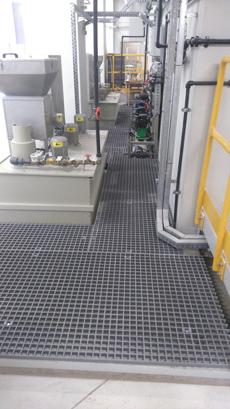 chemin technique à lintérieur du bâtiment placé sur des socles réglables