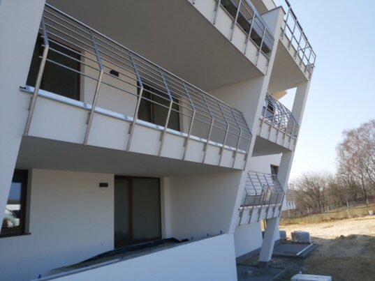 Photo d'une façon de finir une terrasse ventilée en utilisant une barrière de verre 1