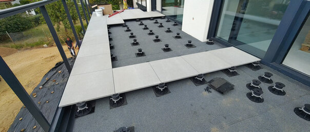Photo d'une façon de finir une terrasse ventilée en utilisant une barrière de verre 3
