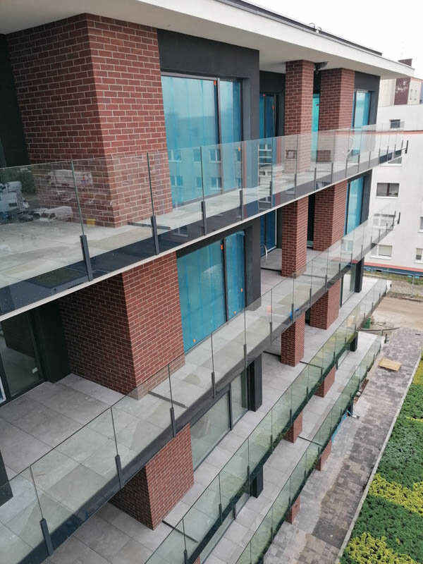 Photo d'une façon de finir une terrasse ventilée en utilisant une barrière de verre 4