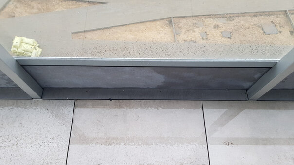 Photo d'une façon de finir une terrasse ventilée en utilisant une barrière de verre 6