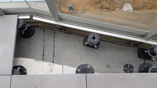 Supports de terrasse taillés à la forme de la terrasse ventilée 2