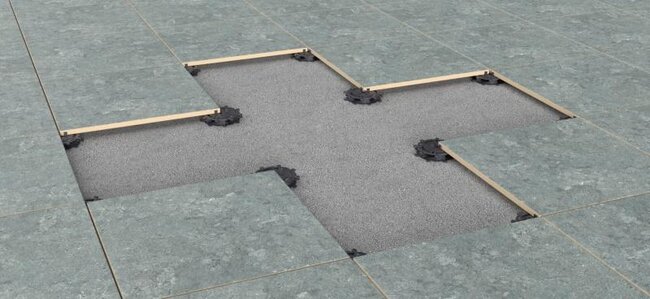 Visualisation d'une terrasse surélevée sur plots réglables avec utilisation de dalles.