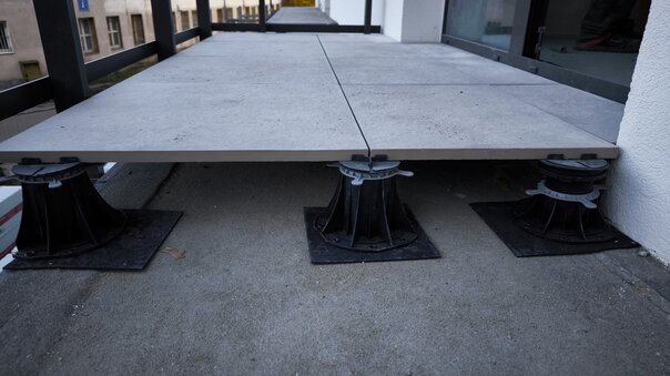 Terrasse Surélevée avec dalles en céramique 60x60x2 cm en cours d'installation.