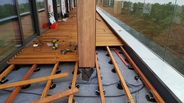 Terrasse Surélevée en lames exotiques sur lambourdes en cours de montage.