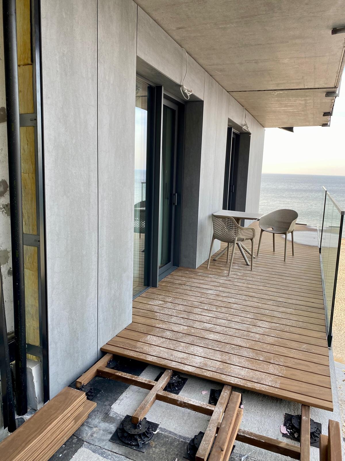 Terrasse Surélevée sur balcon avec des planches sur lambourdes en cours de montage.