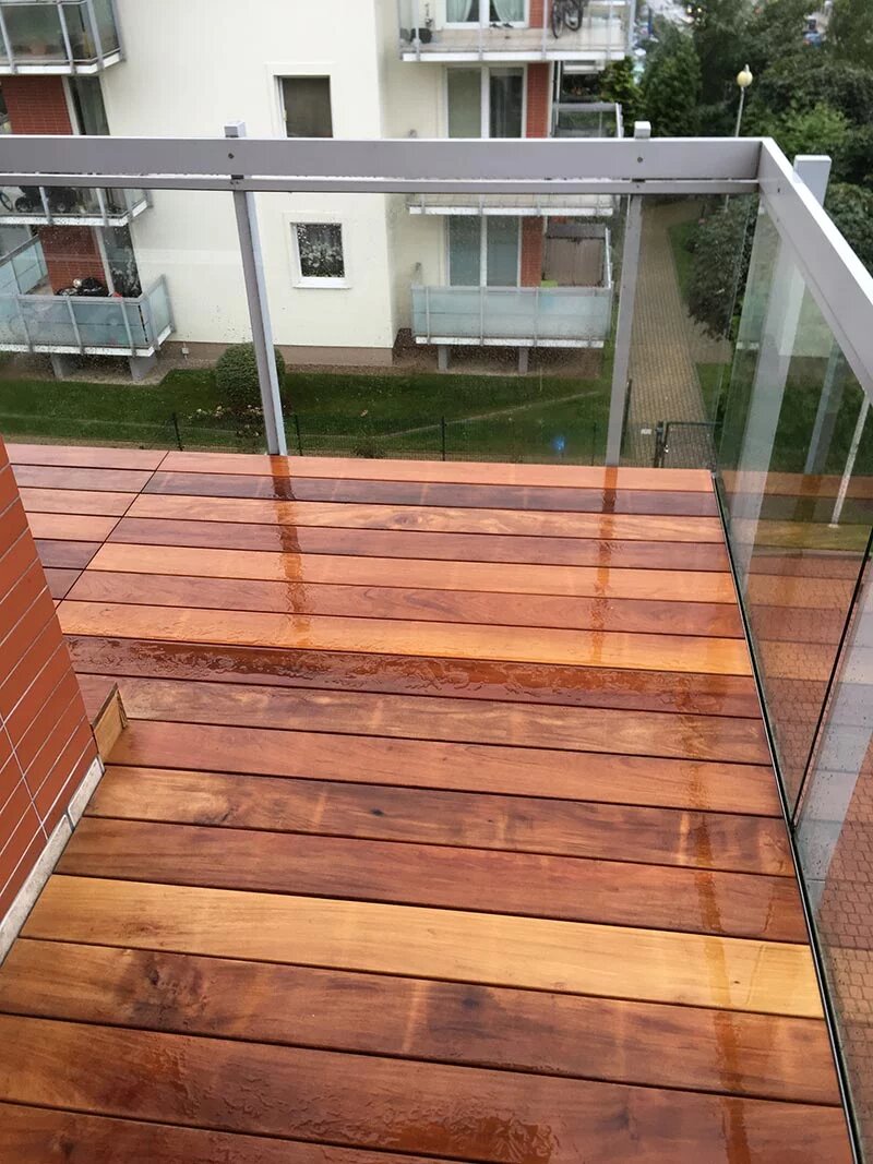 Terrasse surélevée avec bois