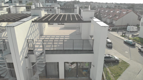 Exemple de terrasse surélevée sur sol