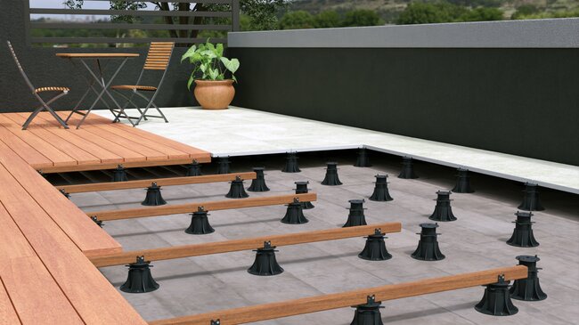 Coupe d'une terrasse surélevée, évacuation de l'eau après l'étanchéité.