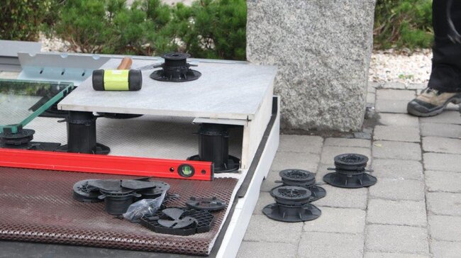 Photo montrant la résistance de la terrasse surélevée aux fortes rafales de vent.
