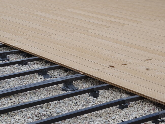 Zdjęcie tarasu wentylowanego z desek egzotycznych typu hardwood.