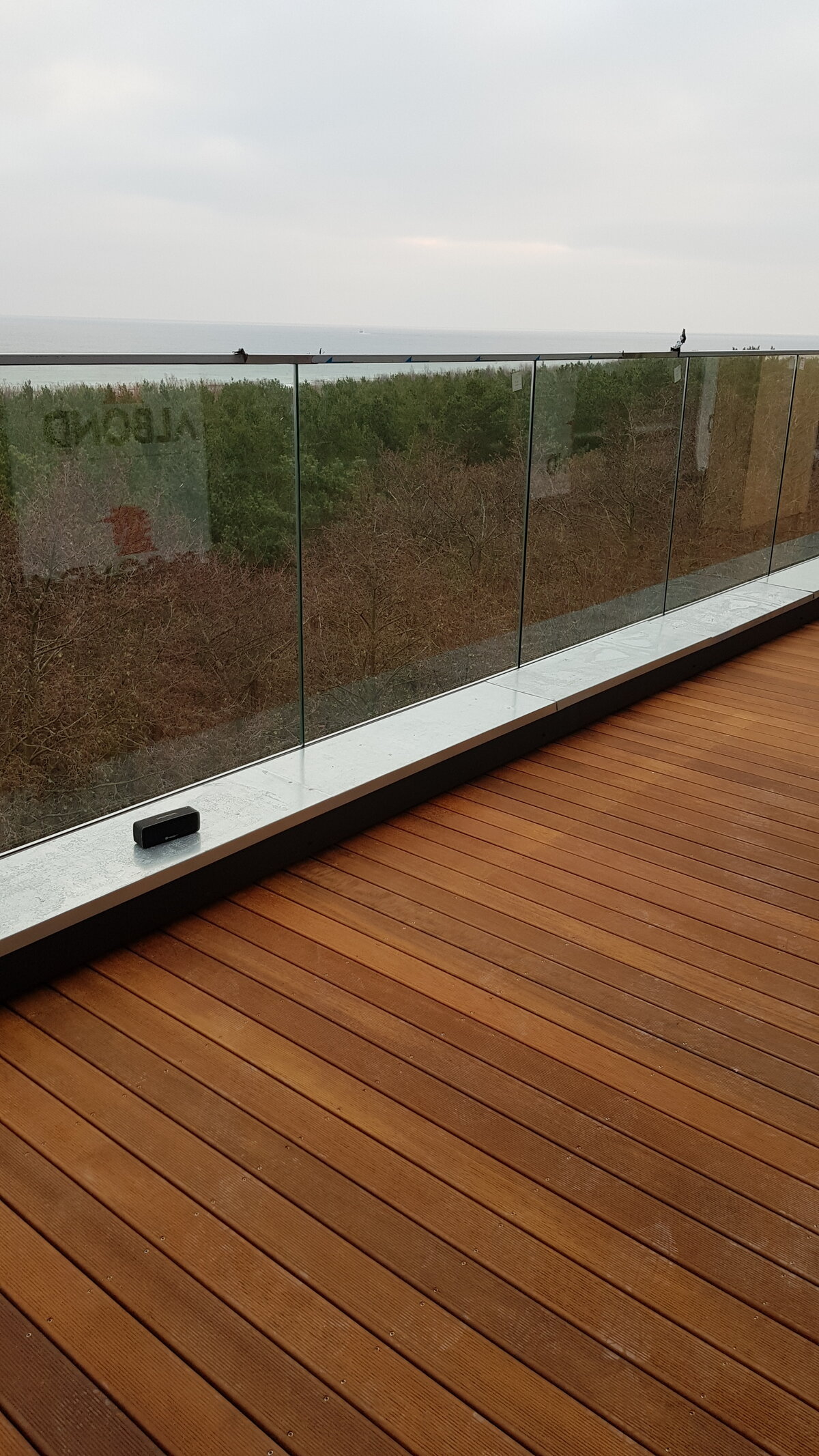Wizualizacja tarasu wentylowanego z użyciem krat pod konstrukcyjnych DeckSafe i sztucznej trawy.
