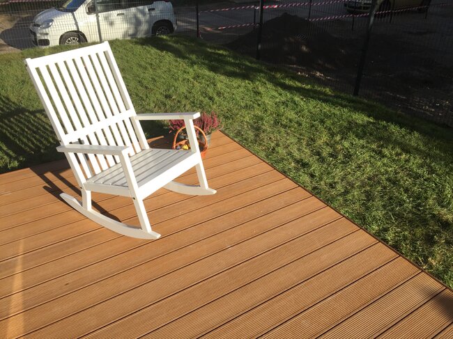 *Photo d'une terrasse surélevée en dalles céramiques avec utilisation de plots réglables SPIRAL.