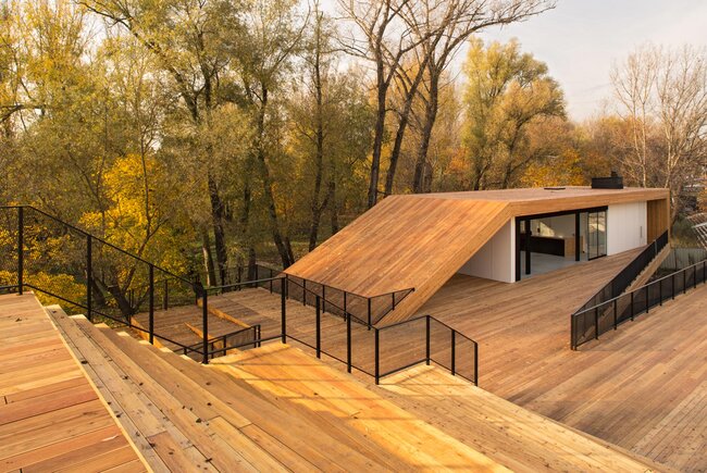 Photo d'une terrasse surélevée avec des dalles en béton.
