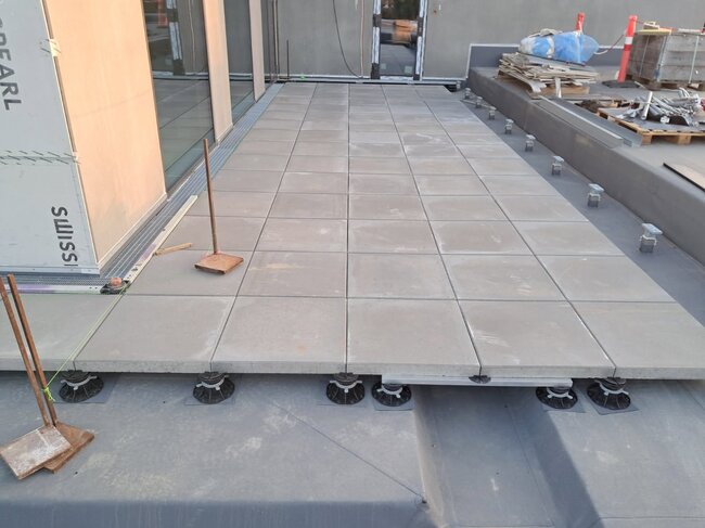 *Photo de balcons en cours de préparation du support avant l'installation de terrasses surélevées.