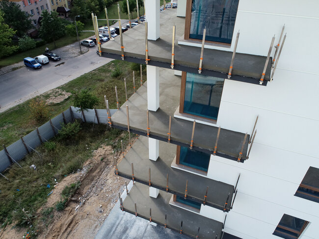 *Photo de mesure pour déterminer la hauteur des plots réglables nécessaires.