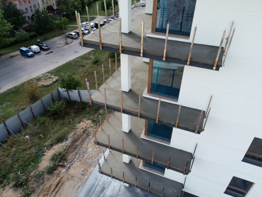 *Photo de mesure pour déterminer la hauteur des plots réglables nécessaires.
