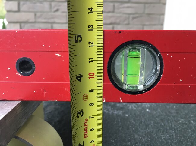 Photo pendant le montage d'une terrasse surélevée avec des dalles en céramique de 2 cm sur un balcon.
