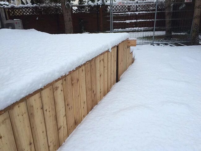 Photo prise lors des tests de charge des plots MAX sur un projet de 4 dalles en granit de dimensions 120x120x20 cm.